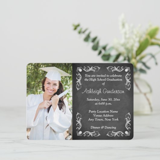 白黒の黒板写真卒業招待状 招待状 (スタンド正面)