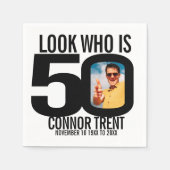 白黒の50歳の誕生日の写真は誰か スタンダードカクテルナプキン (正面)