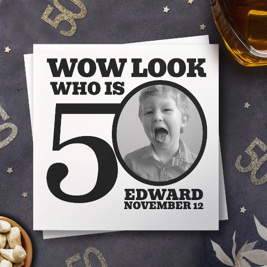 白黒の50歳の誕生日の写真は誰か スタンダードカクテルナプキン