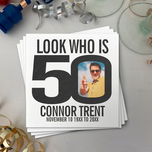 白黒の50歳の誕生日の写真は誰か スタンダードカクテルナプキン