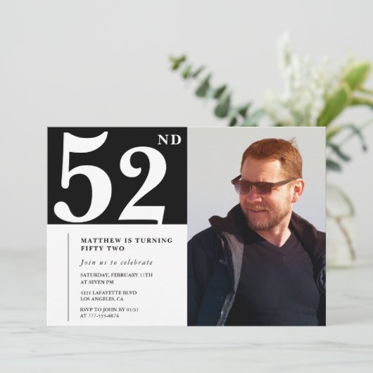 白黒の52歳の誕生日招待状 写真 招待状 (スタンド正面)