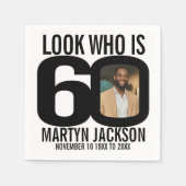 白黒の60歳の誕生日の写真は誰か スタンダードカクテルナプキン (正面)