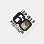 白黒の60歳の誕生日の写真は誰か スタンダードカクテルナプキン (角)