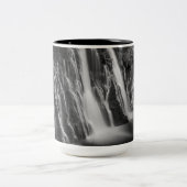 白黒のBurneyの滝 ツートーンマグカップ (中央)