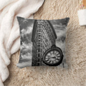 白黒のFlatironの建物そして時計 クッション (ブランケット)