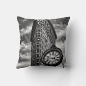 白黒のFlatironの建物そして時計 クッション (裏面)