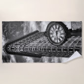 白黒のFlatironの建物そして時計 ビーチタオル (正面)