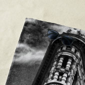 白黒のFlatironの建物そして時計 ビーチタオル (インサイチュ)