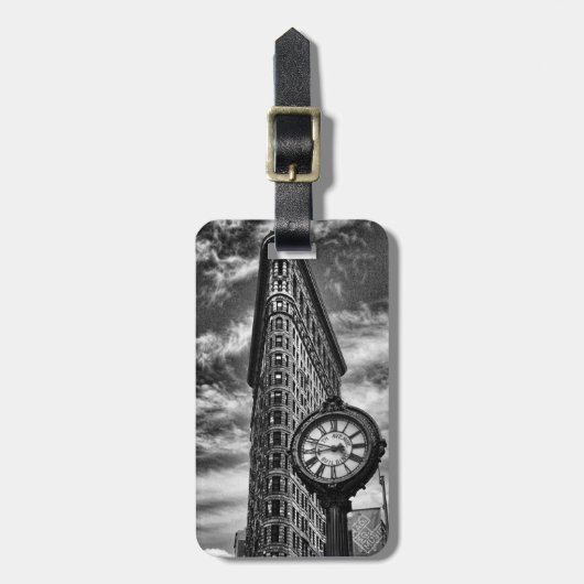 白黒のFlatironの建物そして時計 ラゲッジタグ (正面縦)