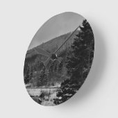 白黒のSnowyの景色 ラウンド壁時計 (傾斜)