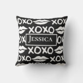 白黒のxoxoの唇にあなたの名前を クッション (裏面)