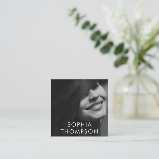 白黒はっきりしたプロフェッショナル写真 スクエア名刺 (スタンド正面)