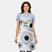 白黒ひまわりオールオーバープリントエプロン エプロン (着用した状態)