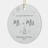 白黒エレガントライン岩の私たちの初めてのクリスマス セラミックオーナメント (左)