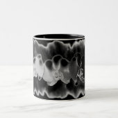 白黒オーキ絵画ッドトリップ（幻覚体験）のようなフローラ ツートーンマグカップ (中央)
