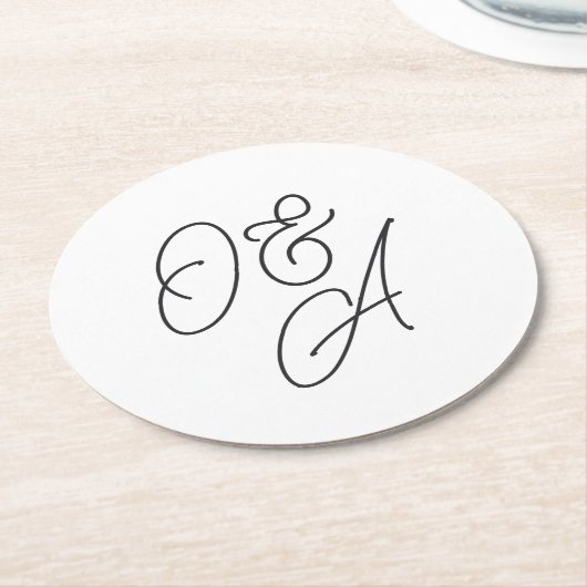 白黒オーバーサイズのスクリプトモノグラム結婚の ラウンドペーパーコースター (アングル)
