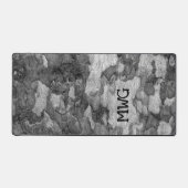 白黒カモフラージュの樹皮迷彩柄モノグラム デスクマット (正面)