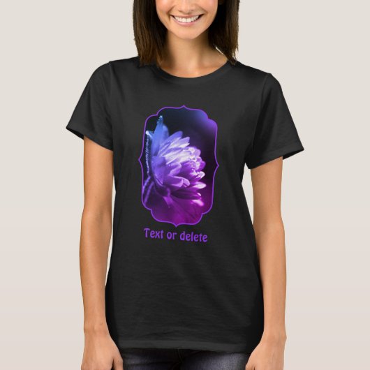 白黒カラーのトーンがかかった日光の下の花 Tシャツ (正面)