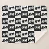 白黒キャットモノグラムブロックプリント シェルパブランケット (正面(横))