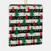 白黒クリスマス雪ストライプ雪の赤い緑の木 セラミックオーナメント (右)