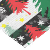 白黒クリスマス雪ストライプ雪の赤い緑の木 テーブルクロス (アングル)