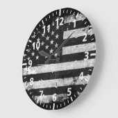 白黒グランジな米国旗 ラージ壁時計 (傾斜)