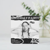 白黒グランジの美術写真の誕生日 招待状 (スタンド正面)