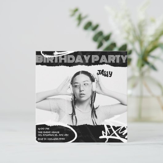 白黒グランジの美術写真の誕生日 招待状 (スタンド正面)