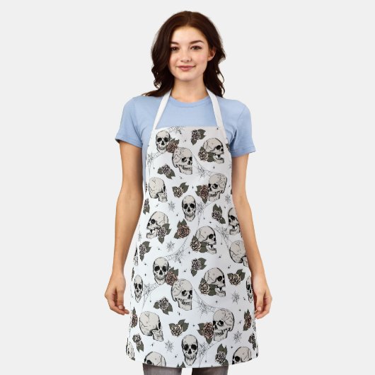 白黒ゴシック様式のスカルとバラフローラ エプロン (着用した状態)