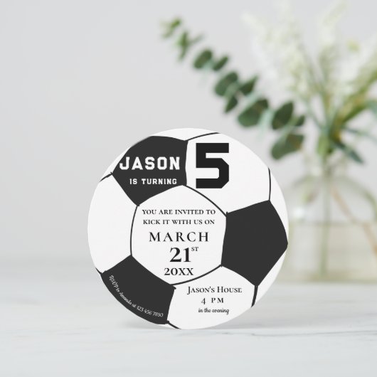 白黒サッカーサッカースポーツをテーマにした誕生日 招待状 (スタンド正面)