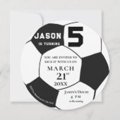 白黒サッカーサッカースポーツをテーマにした誕生日 招待状 (正面)
