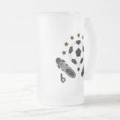 白黒サッカー用具パターン フロストグラスビールジョッキ (正面右)