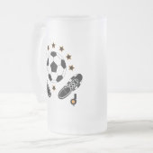 白黒サッカー用具パターン フロストグラスビールジョッキ (正面左)