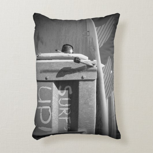 白黒サーフの上の波のサーフボードの波 アクセントクッション (正面(垂直))