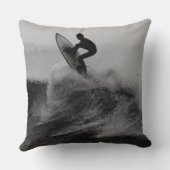 白黒サーファーの大きい波 クッション (裏面)