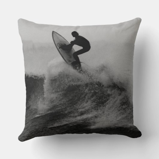 白黒サーファーの大きい波 クッション (裏面)