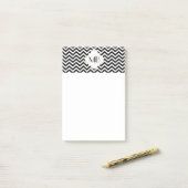 白黒シェブロンのモノグラムのメモ帳 ポストイット (デスク上)