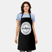 白黒シティタウンプレイスロケーションネームサークル エプロン (着用した状態)