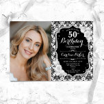 白黒シルバーダマスク写真50誕生日 招待状<br><div class="desc">エレガントフローラ50歳のフェミニン誕生日の招待状と写真。グラム白黒デザインとフェイクグリッター銀。黒と白のダマスクパターン、バラ、スクリプトフォント、および紙吹雪を備えている。大人スタイリッシュのお祝いパーティーに最適。独自の詳細でパーソナライズどんなカスタマイズ年でもいい！印刷されたZazzle招待状または即時ダウンロードのデジタル印刷可能なテンプレート。</div>