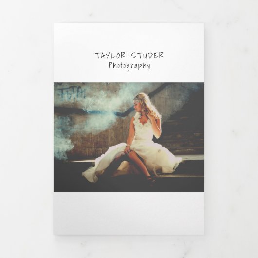 白黒シンプルフォトグラファーのパンフレット 三つ折りカード (カバー)