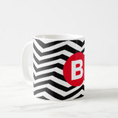 白黒ジグザグ模様のレッドモノグラム コーヒーマグカップ (正面左)