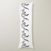 白黒ジャンピングカンガルースケッチ ボディピロー (正面縦)