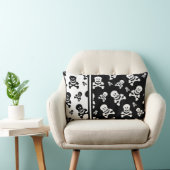 白黒スカルパターン(の模様が)ある枕 ランバークッション (椅子)