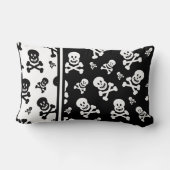 白黒スカルパターン(の模様が)ある枕 ランバークッション (裏面)