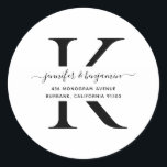 白黒スクリプトモノグラム差出人住所 ラウンドシール<br><div class="desc">スクリプモダントパーソナライズされたフォントで差出人住所付き白黒モノグラムモダンラベル。オンラインで簡単にパーソナライズ。お願い、モノグラムに小さな手紙を使いなさい。これらのミニマリストのモノグラムエレガントの差出人住所ラベルを補完するために利用可能なマ結婚ッチングアイテム。</div>