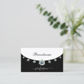 白黒スタイリッシュ銀とモノグラ縁どム 名刺 (スタンド正面)