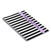 白黒ストライブ柄の紫色の名前入りな名前 ノートブック (右側)