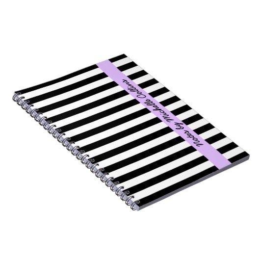 白黒ストライブ柄の紫色の名前入りな名前 ノートブック (右側)