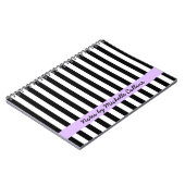 白黒ストライブ柄の紫色の名前入りな名前 ノートブック (左側)