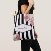 白黒ストライプを持つバラ トートバッグ (クローズアップ)
